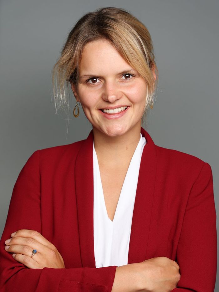 Natalie Sophie Gabrysch mit verschränkten Armen im roten Blazer